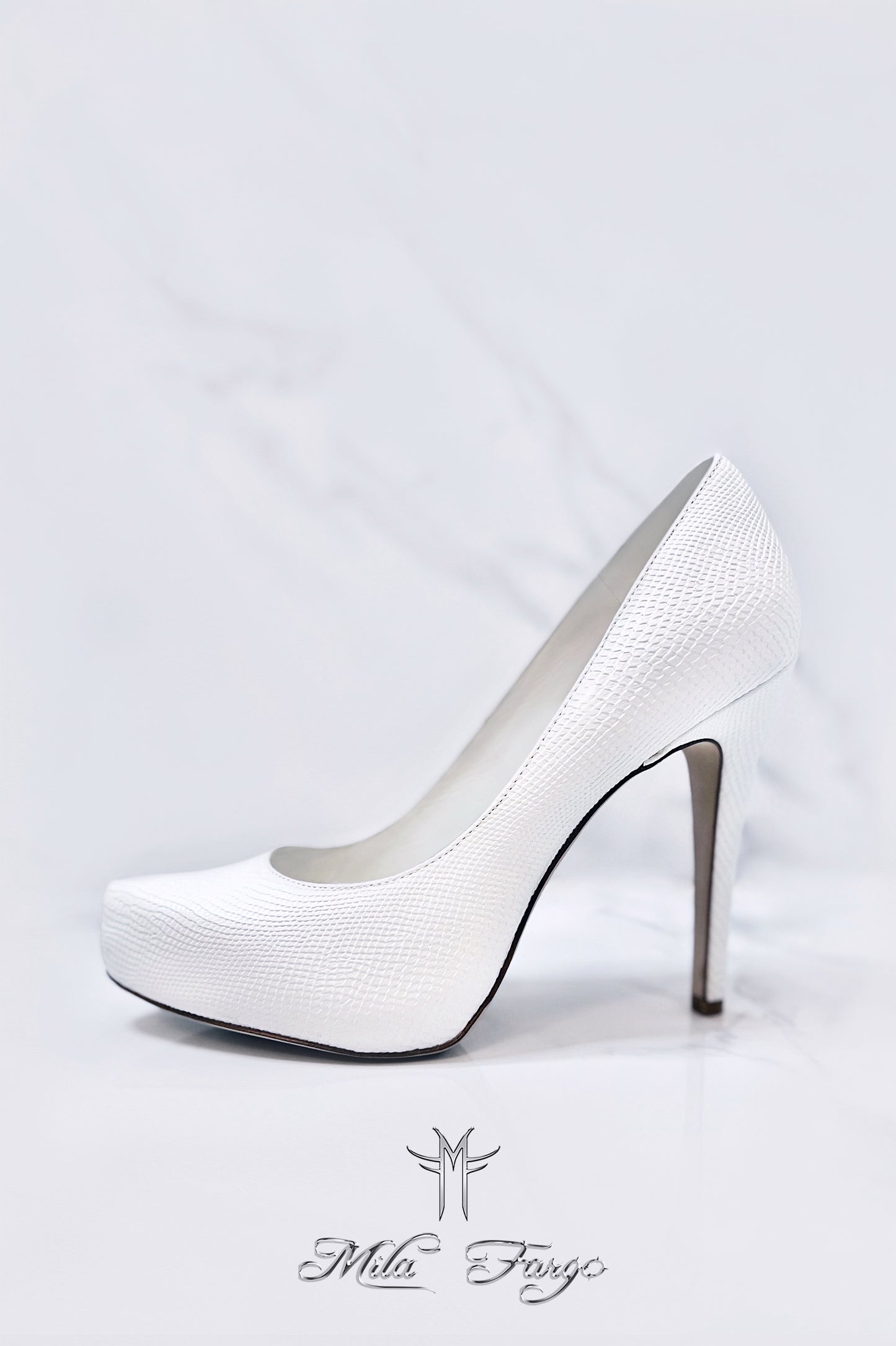 ANGEL OF RESURRECTION WOMENS PUMP | White